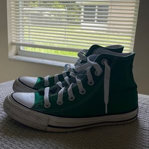 Green Womens size 6 All Star Converse with little use 💚
